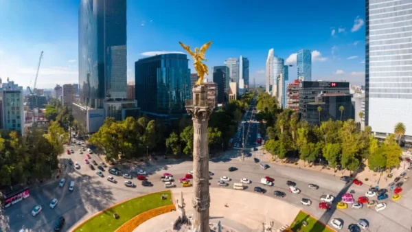 Vista aérea de la plaza de mayo y en la Avenida de la REforma, el lugar ideal para alojarse en la Ciudad de México 