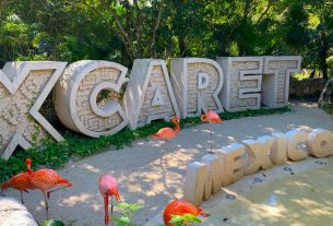 Placa escrito Xcaret, em Cancún, no México, com flamingos(Foto: Esse Mundo é Nosso)