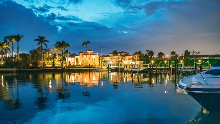 Ferienwohnungen in der Abenddämmerung in Boca Raton, Florida