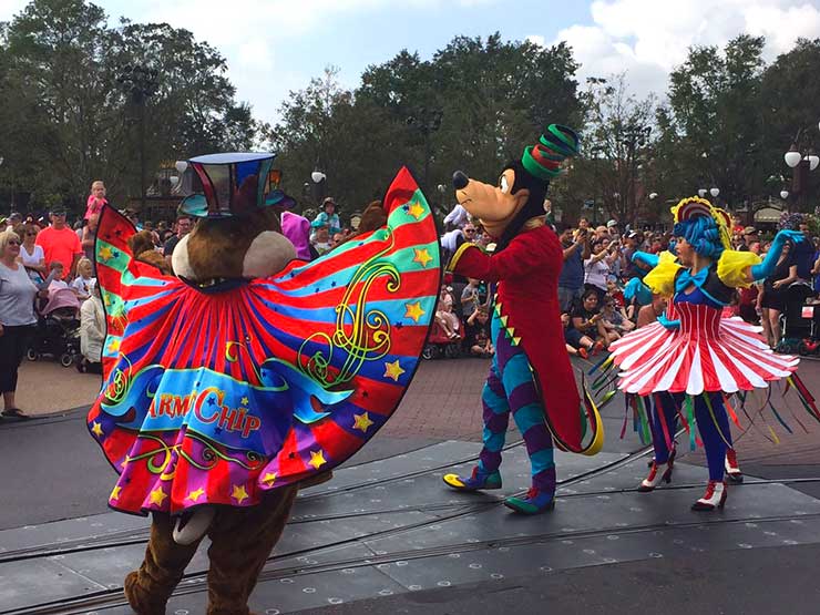 Disney with young children (Photo: This World is Ours/Thaís Santos)