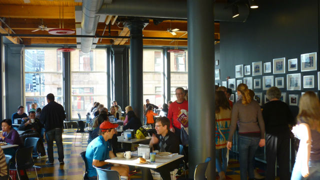 Breakfast area at Hi Chicago Hostel (Photo: Esse Mundo é Nosso)