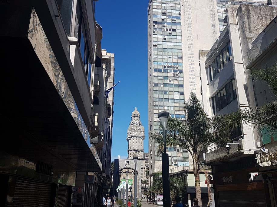 central region of Montevideo, close to 18 de Julho