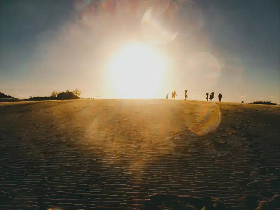 Puesta de sol en las dunas de arena de Itaúnas - S