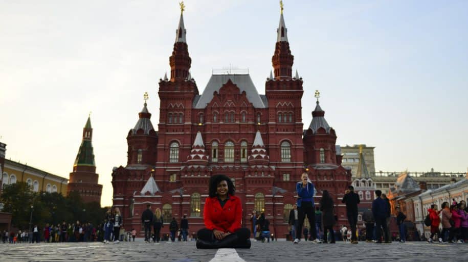 Paula seduta monumento russia