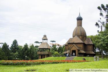 Foto des Ukrainischen Denkmals in Curitiba, PR – Bildnachweis: © Ricardo Junior Fotografias.com.br