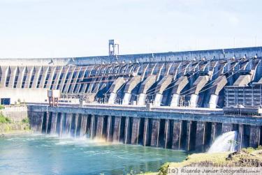 Photo de la centrale hydroélectrique, à Foz do Iguaçu, PR – Crédit photo : © Ricardo Junior Fotografias.com.br