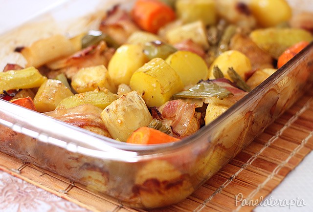 Roast Chicken with Vegetables and Bacon – Panelaterapia