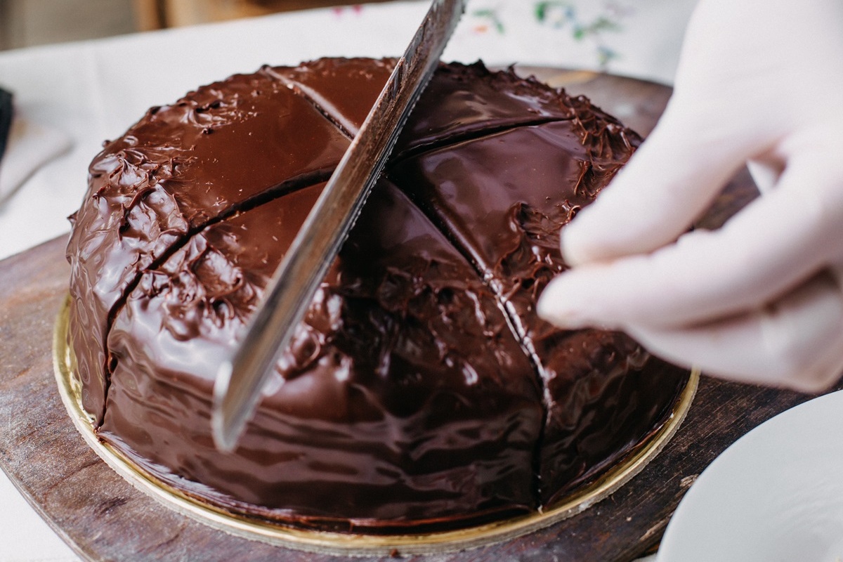 How to make fluffy chocolate cake quickly?