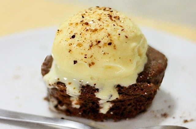 Ovaltine cupcake with ice cream – Panelaterapia