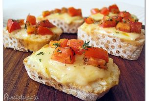 Cheese Bruschettas with Marinated Tomatoes – Panelaterapia