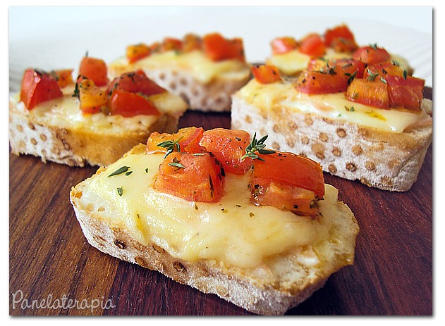 Cheese Bruschettas with Marinated Tomatoes – Panelaterapia