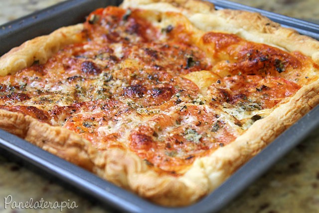 Cheese and Tomato Puff Pie – Panelaterapia