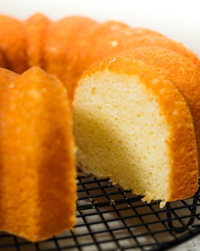 Rebanada de pastel de puba mostrando la miga.