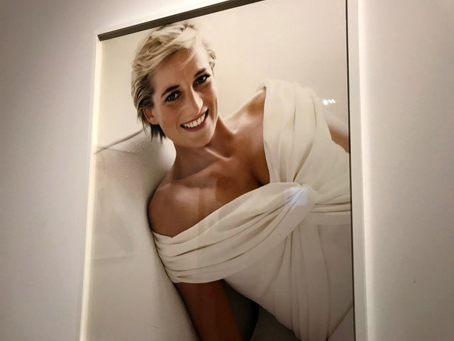 exhibition of princess diana's dresses