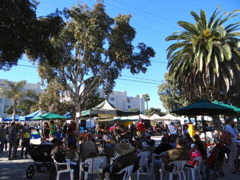 Crowded farmer's market!