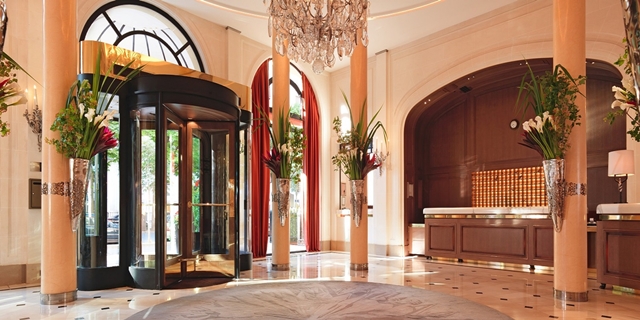 5-star accommodation in Paris - Plaza Athénée lobby