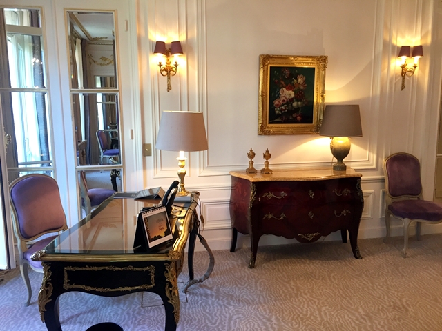 room in a 5-star accommodation in Paris