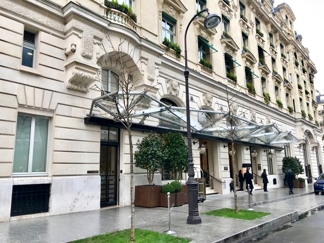 Five Star Hotel Near the Arc de Triomphe