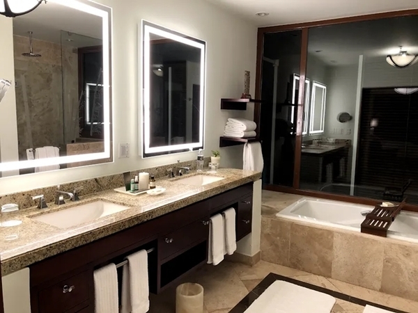 bathroom with two sinks and bathtub