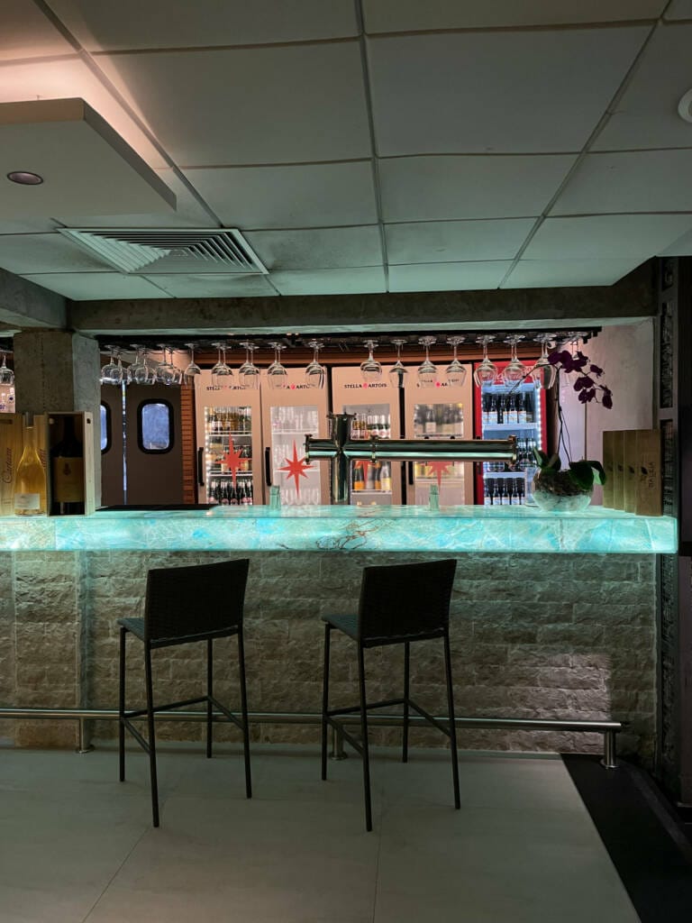 Restaurant bar