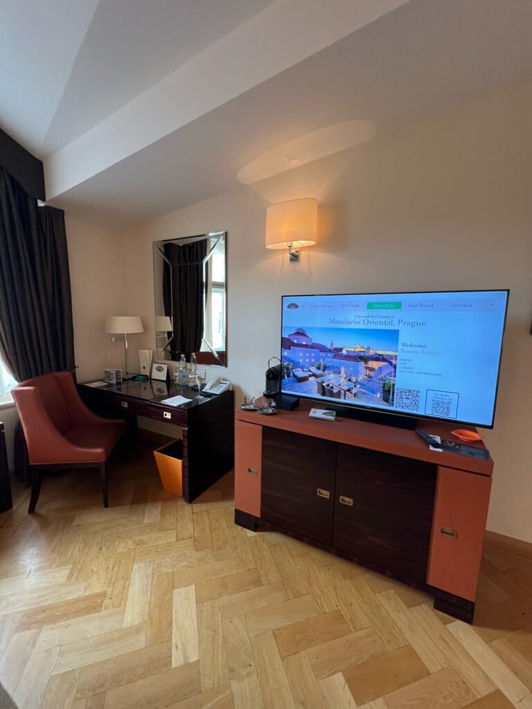 tv e mesa do quarto do mandarin oriental