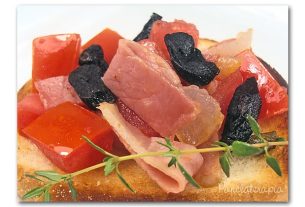 Bruschettas with Fresh Tomatoes, Parma and Black Garlic – Panelaterapia