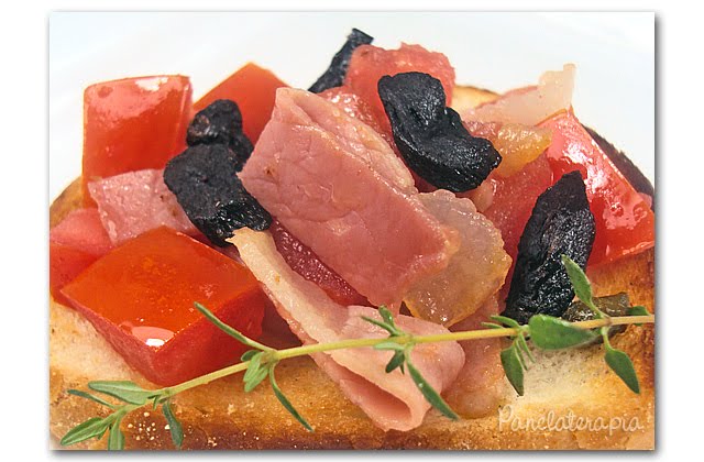 Bruschettas with Fresh Tomatoes, Parma and Black Garlic – Panelaterapia