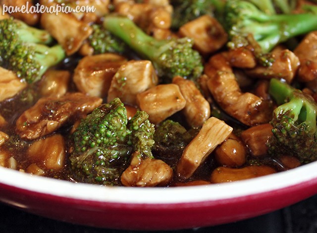 Chicken with Broccoli and Cashew Nuts – Panelaterapia