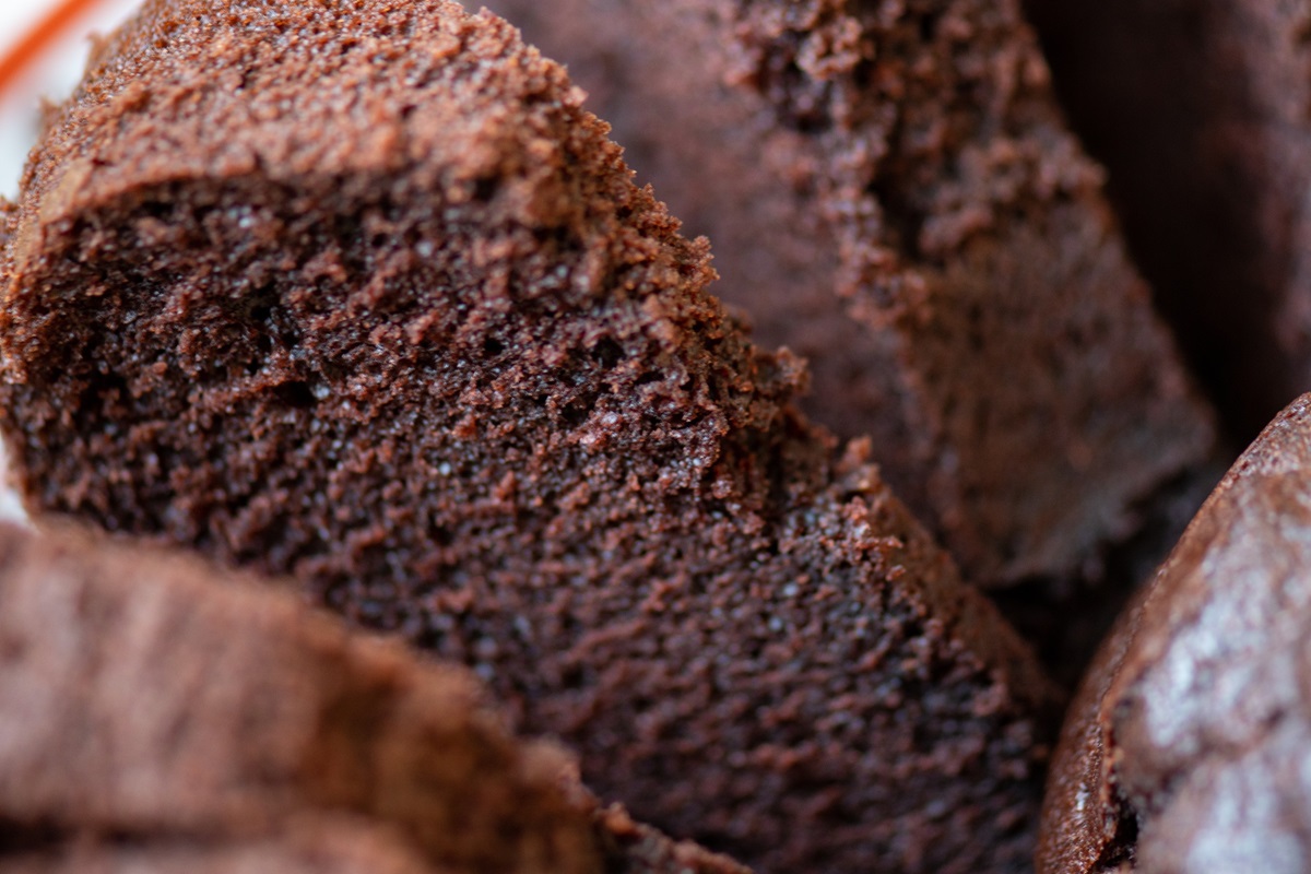 How to make fluffy chocolate cake quickly?