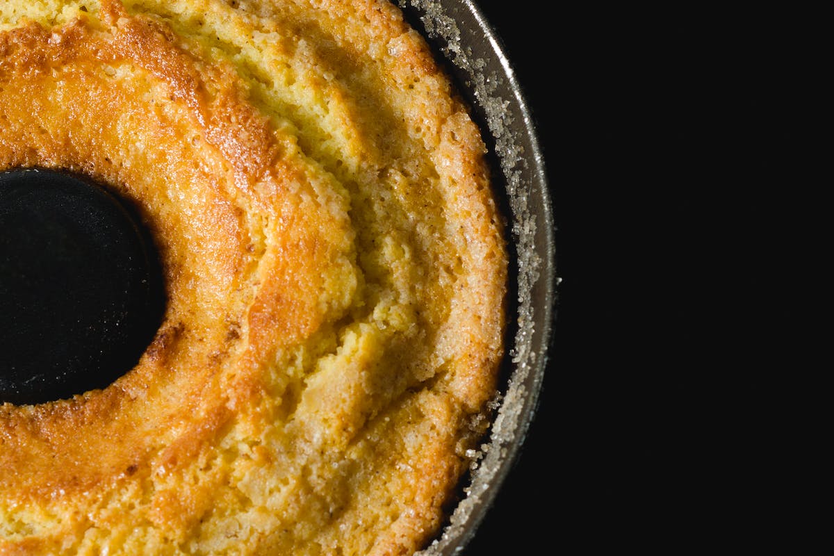 What is the easy cornmeal cake recipe like?