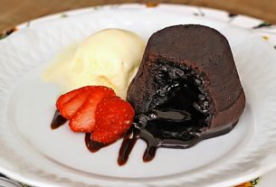 Petit Gateau with Chocolate Powder – Panelaterapia