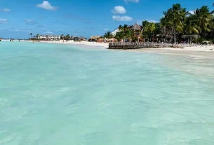 Mar transparente e azul esverdeado na Playa Norte em Isla Mujeres