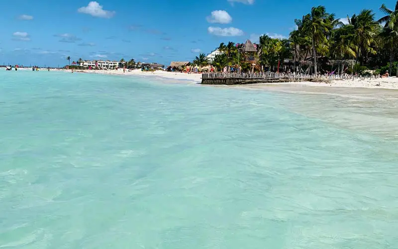 Mar transparente e azul esverdeado na Playa Norte em Isla Mujeres