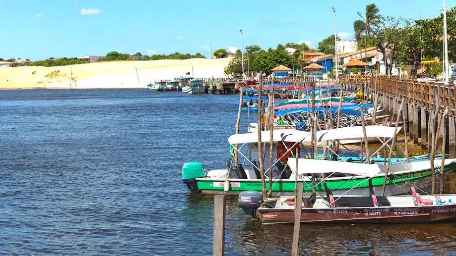 Boats moored next to the pier on Avenida Beira Rio, in Barreirinhas.