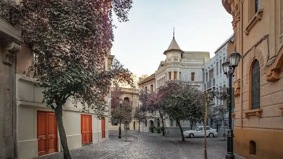 Ruas de estilo europeu do Bairro Paris-Londres, em Santiago, uma ótima opção para ficar na cidade