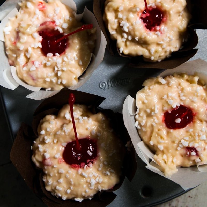 Impasto per muffin crudo all'ananas e cocco in uno stampo