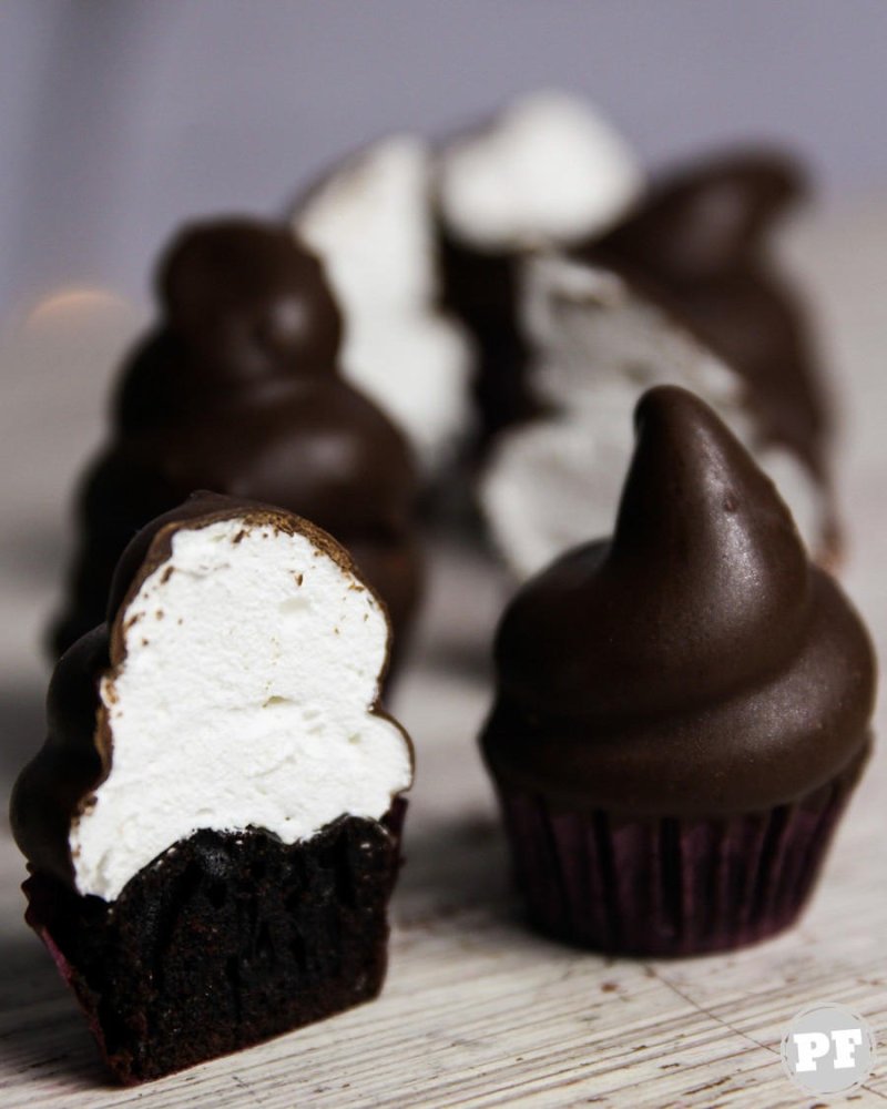 Chocolate Cupcake with Marshmallow Frosting by PratoFundo.com