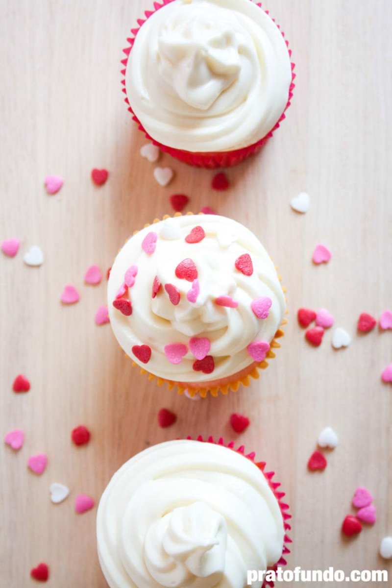 Cupcake à la vanille truffé avec glaçage au fromage à la crème par PratoFundo.com