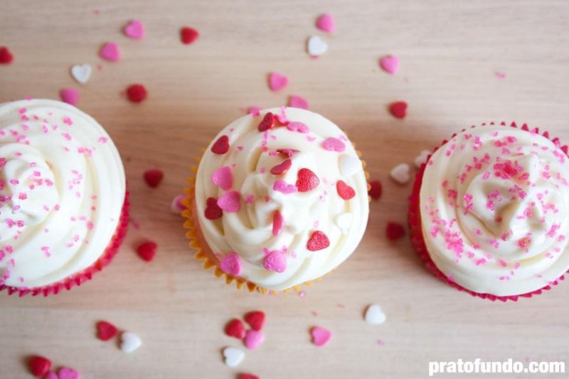 Cupcake à la vanille truffé avec glaçage au fromage à la crème par PratoFundo.com