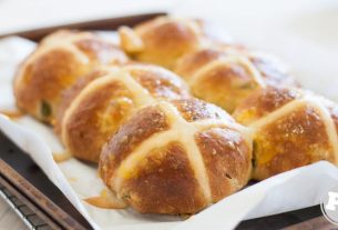 Sweet Easter Bread: Hot Cross Bun