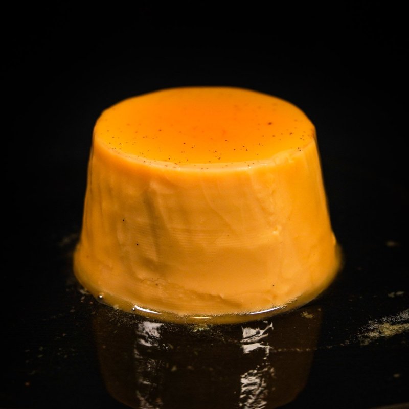 Pudding Yakult démoulé avec sauce caramel.