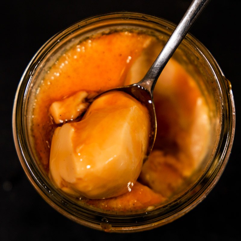 Pot en verre avec pudding Yakult.