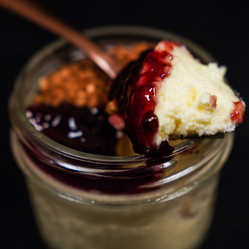 Cheesecake fait sous vide montrant la texture sur une cuillère.