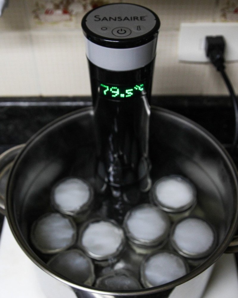 Cuisson du pudding au bain-marie dans une poêle