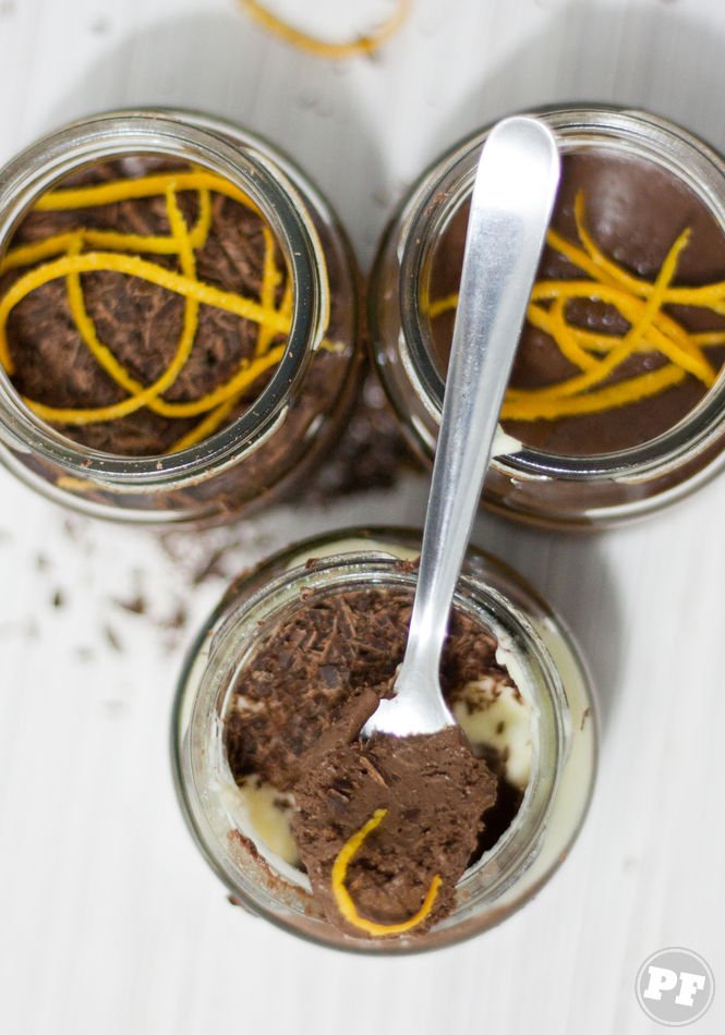 Mousse al cioccolato vista dall'alto con la consistenza nel dettaglio