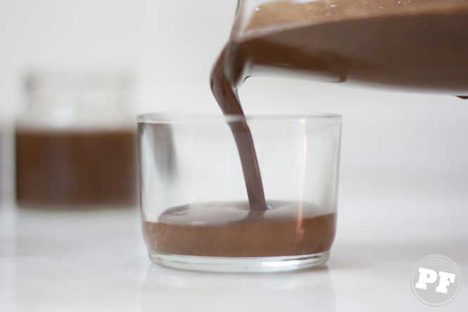 Mousse au chocolat placée dans un bocal en verre