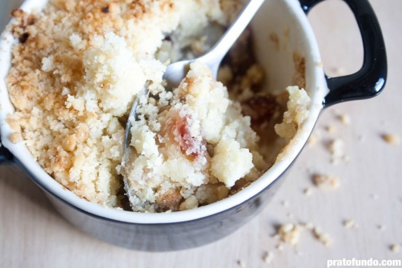 Apfel-, Cranberry- und Rhabarber-Crumble mit Innenansicht der Früchte