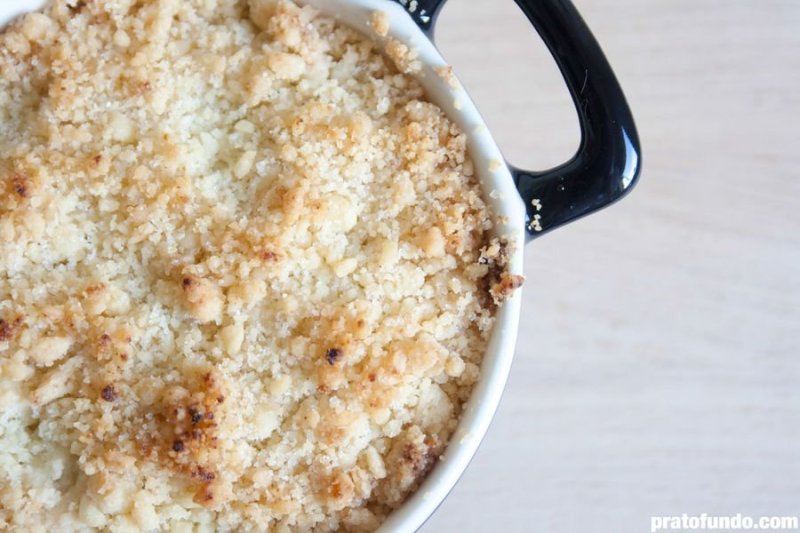 Crumble de manzana, arándano y ruibarbo en el interior de porcelana