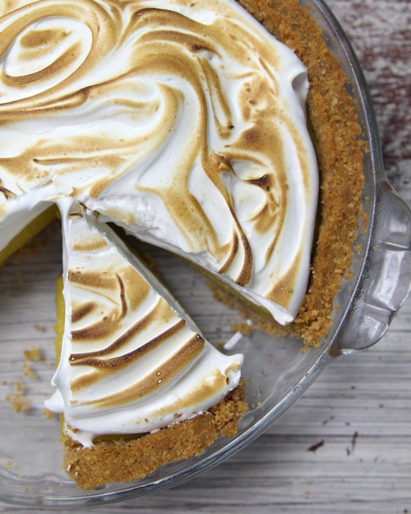 Pastel cremoso de maracuyá y merengue