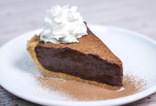 Super Creamy No-Bake Chocolate Pie